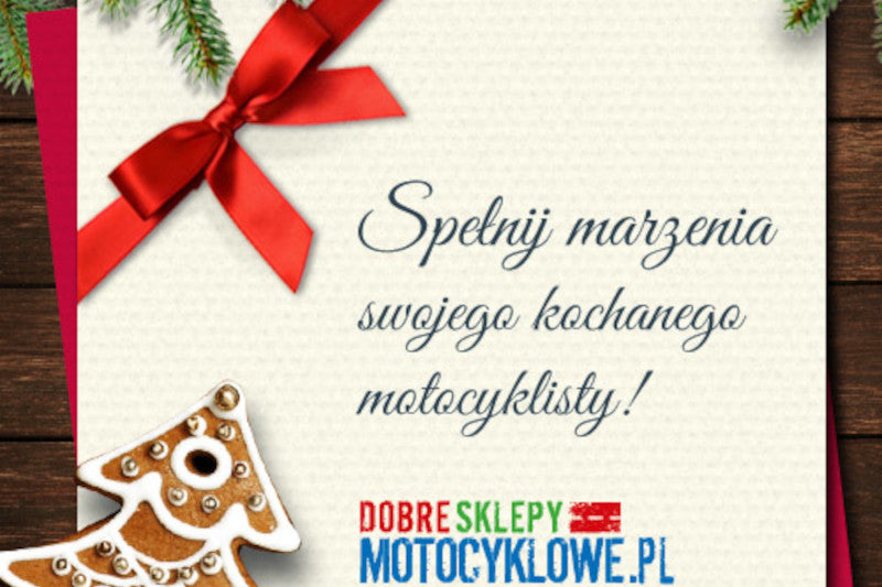 Karta świąteczna z napisem, czerwoną kokardą i pierniczkiem w kształcie świątecznej choinki.