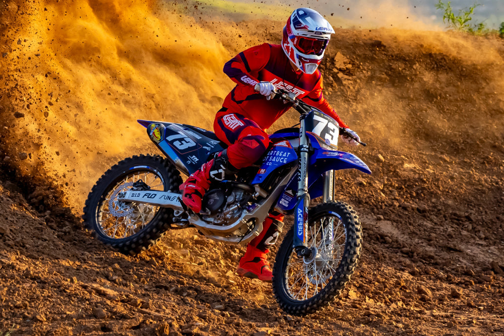 motocyklista stroju offroadowym LEATT RideKit 3.5
