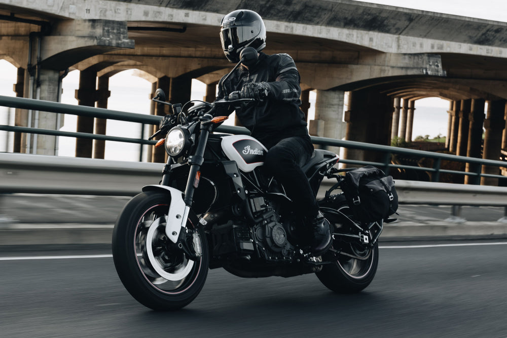 motocyklista jadący na motorze