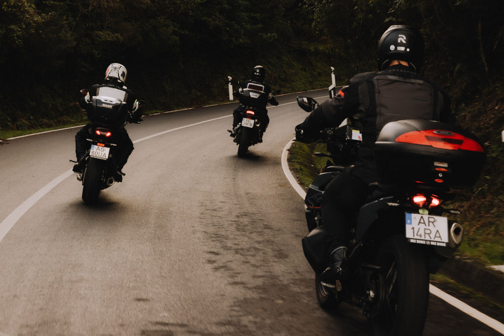 motocykliście hamujący przy ostrym zakręcie