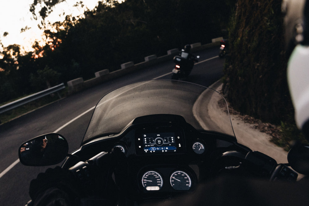 motocyklista balansuje ciałem podczas wchodzenia w zakręt motocyklem