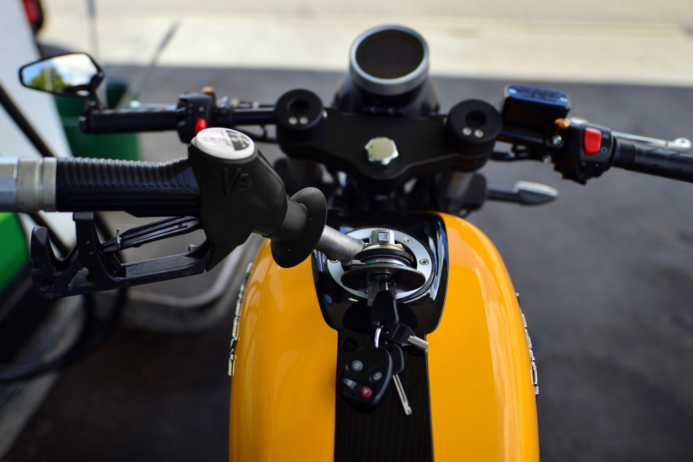 tankowanie motoru na stacji benzynowej