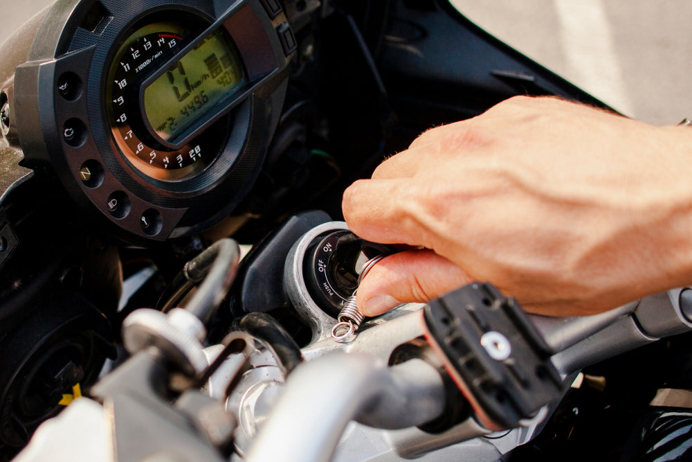 widok na kluczyk od motoru, który jest włożony w stacyjkę