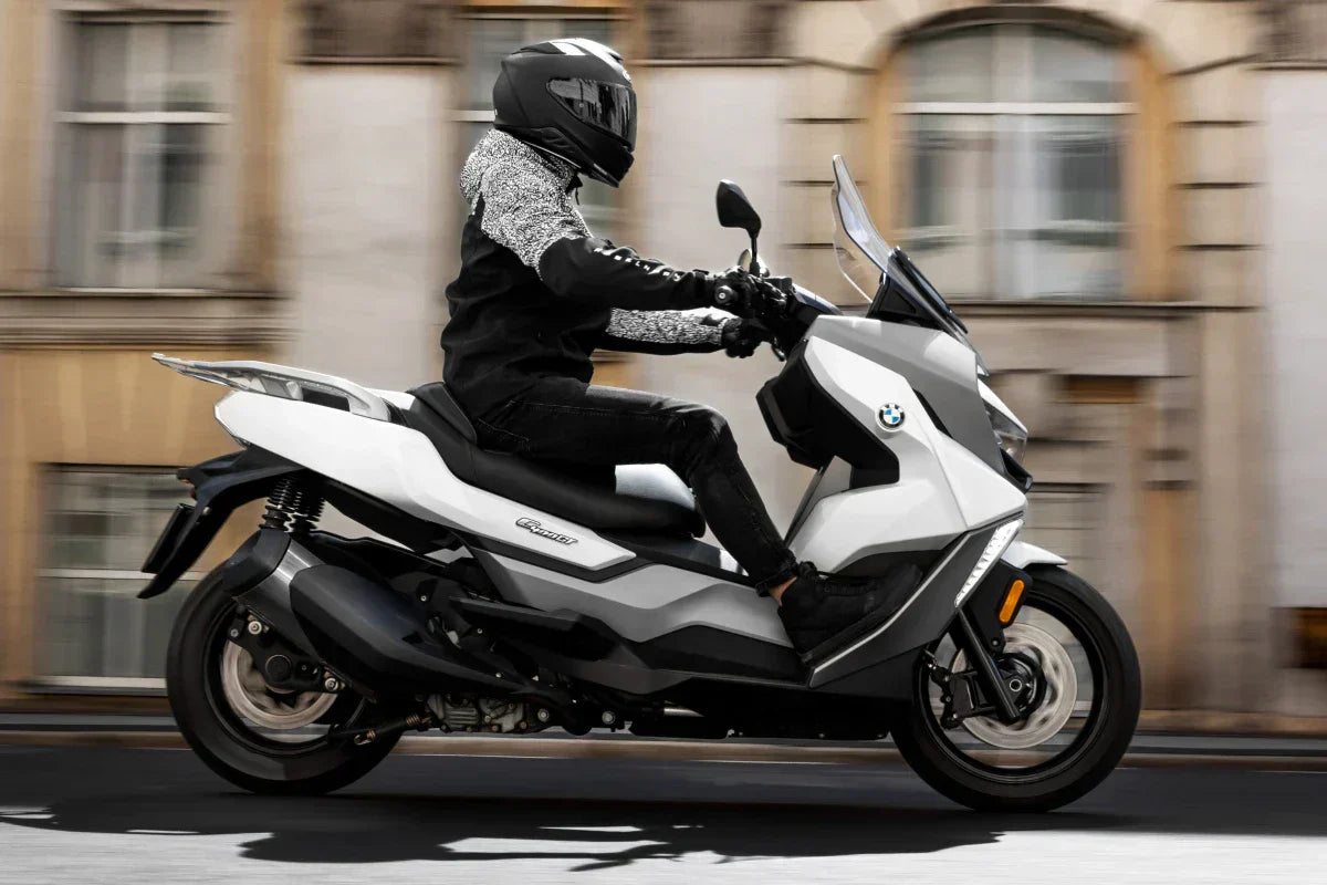 człowiek jedzie na skuterze 125 marki BMW