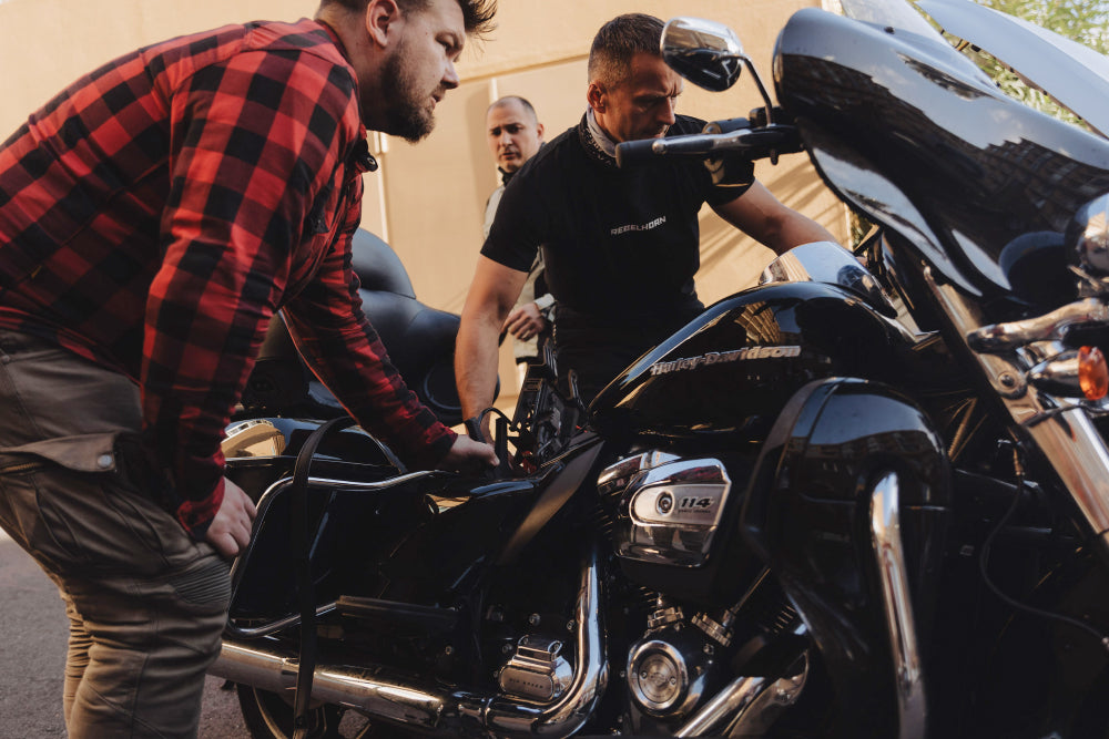 motocykliści przeglądają motor w celu sprawdzenia czemu nie odpala motor