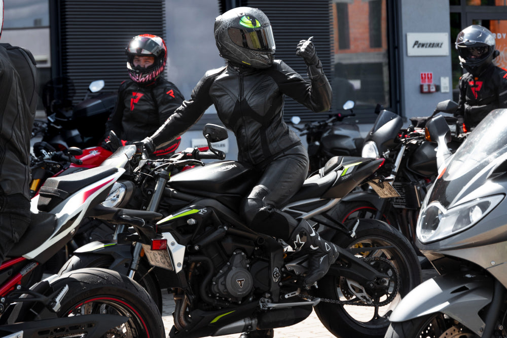 motocyklista na motorze