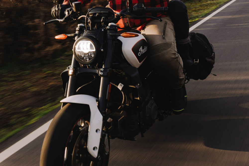 widok na motor z przodu jadącego po drodze asfaltowej