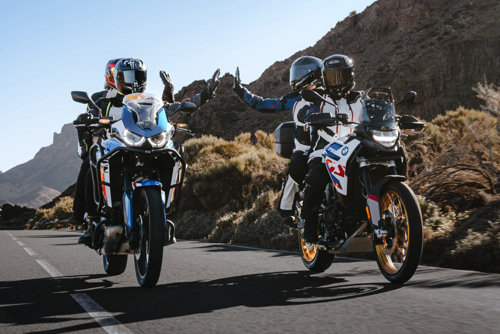 motocykliści jadący na motorach adv po trasie asfaltowej