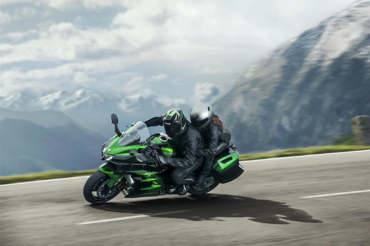 Motocyklista na Kawasaki Ninja H2 SX