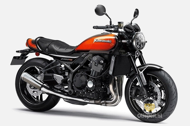 Motocykl kawasaki Z900 RS w czerwono-czarnym kolorze stojący na białym tle jako prezentacja produktowa
