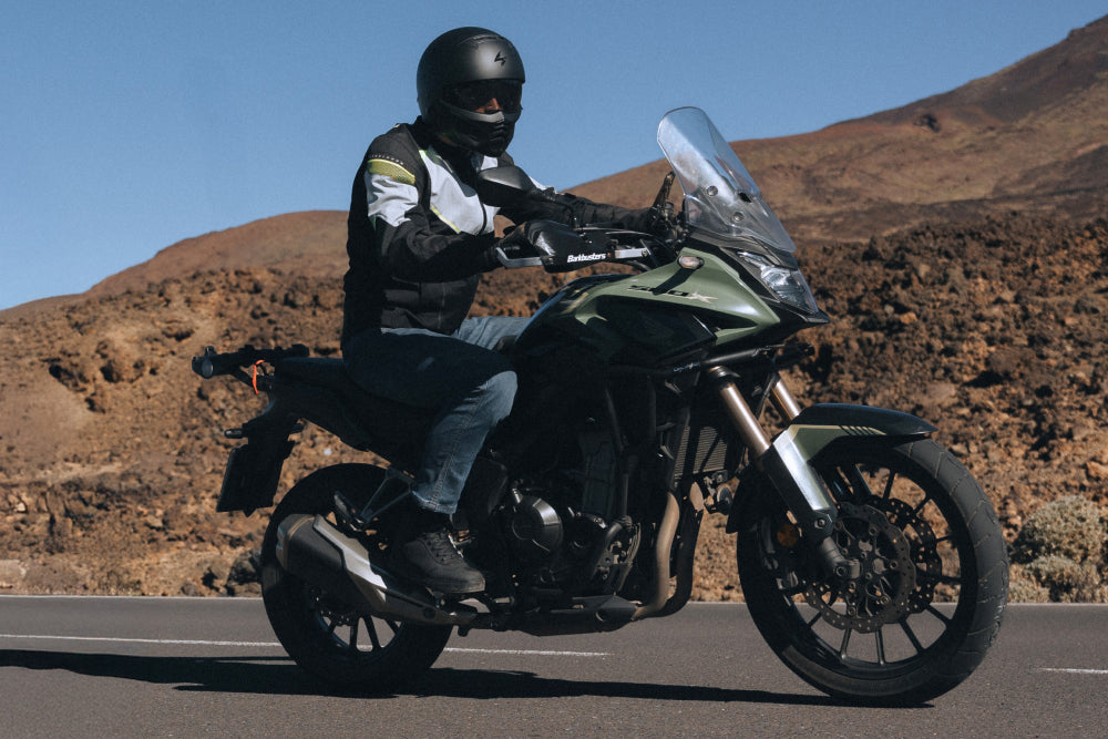 motocyklista jedzie na motorze adv