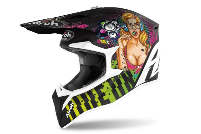 kaski airoh wraap na zdjęciu studyjnym