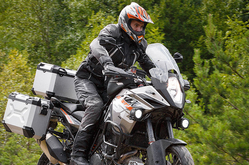 motocyklista na motorze z akcesoriami SW-MOTECH