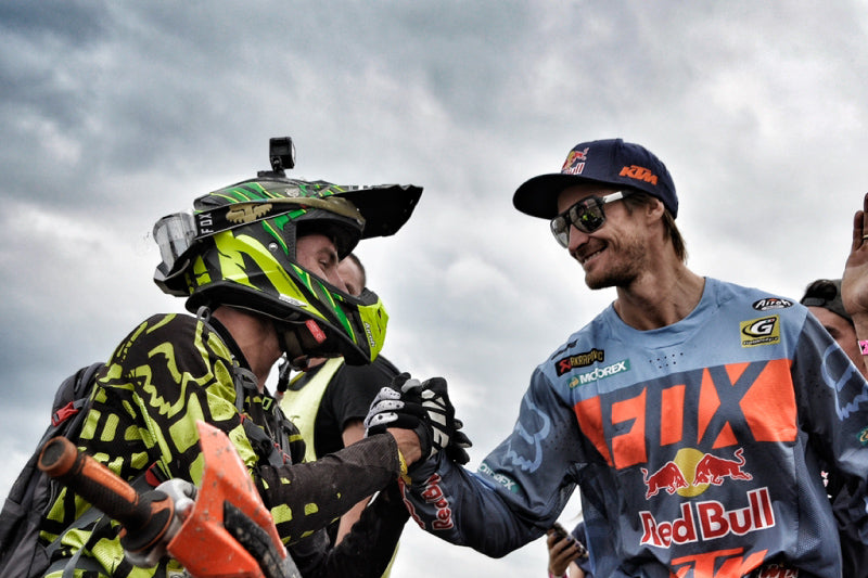 Oskar Kaczmarczyk i Taddy Błażusiak przybijają pionę