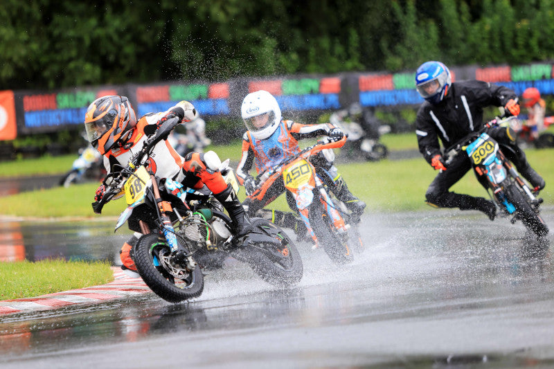 wyścigi pit bike na torze motocyklowym