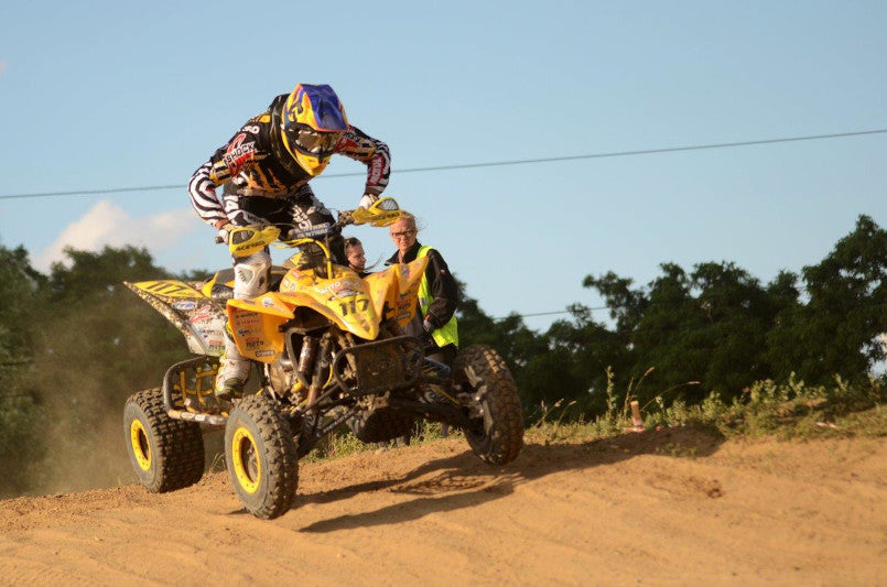 Kacper Mieszkowski na swoim quadzie na torze quadcrossowym