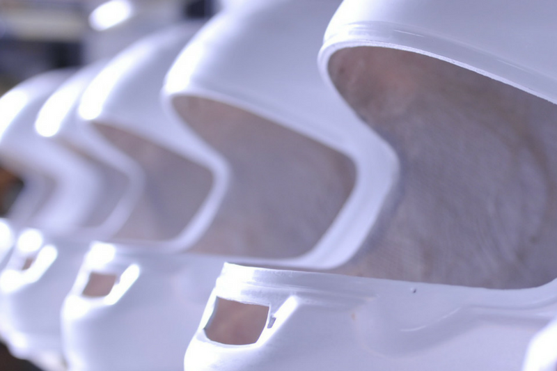 skorupy kasków Arai jeden obok drugiego