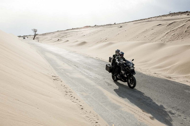 motocykliści na drodze w kombinezonie Raeblhorn