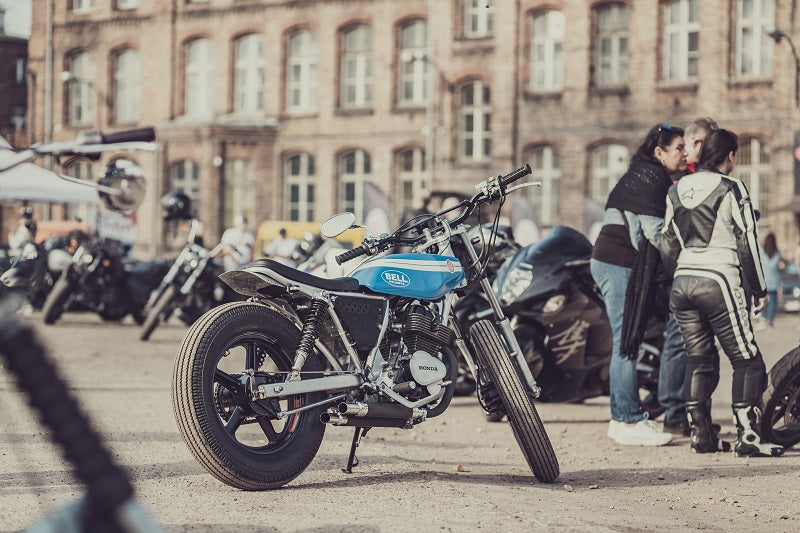 niebieski motocykl Bell stoi na placu podczas wydarzenia Bell Custom Piknik 2019