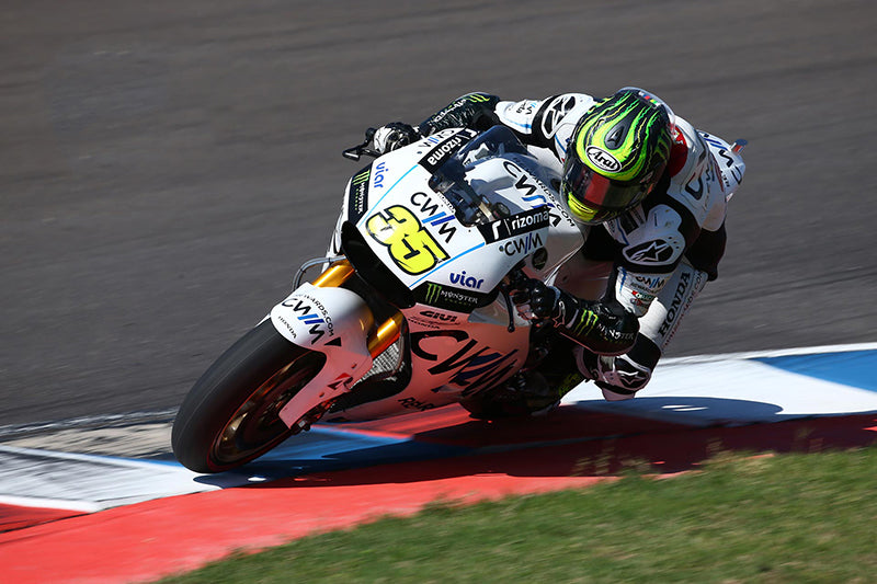 Cal Crutchlow jedzie motocyklem na torze