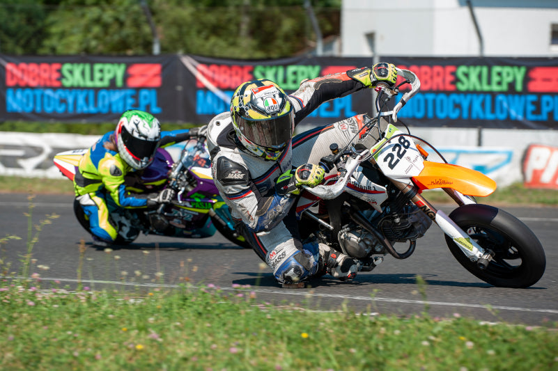 zawody dobre sklepy motocyklowe pit bike dwóch motocyklistów w trakcie wyścigu na torze