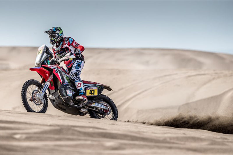 Motocyklista na motocyklu podczas rajdu Dakar