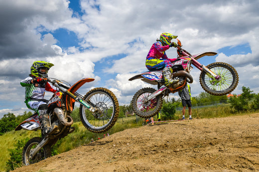 dwie motocyklistki na Mistrzostwach Polski podczas zawodów