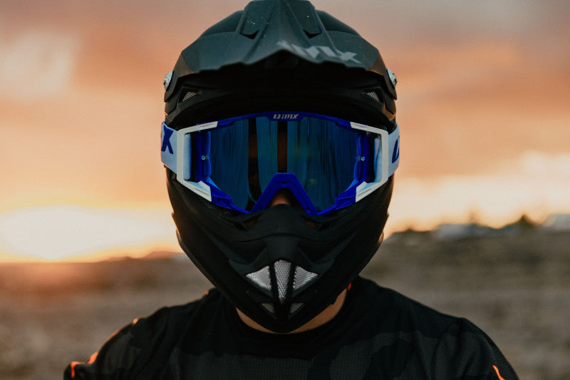 motocyklista off-roadowy w kasku i goglach iMX