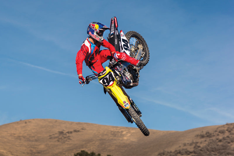 motocyklista skacze na motocyklu w odzieży Fox z kolekcji 360