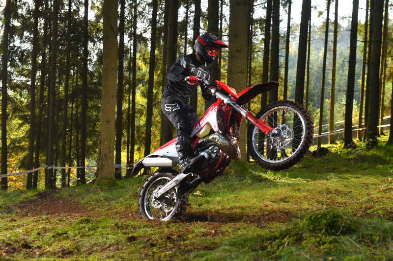 motocyklista ubrany w Fox Legion jedzie na motocyklu