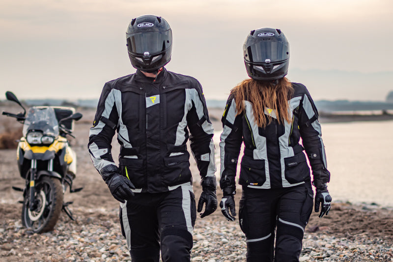 motocykliści w kurtkach Rebelhorn Hardy II w kaskach HJC, w tle motocykl nad wodą