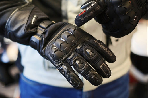 Motocyklista zakłada rękawicę Held