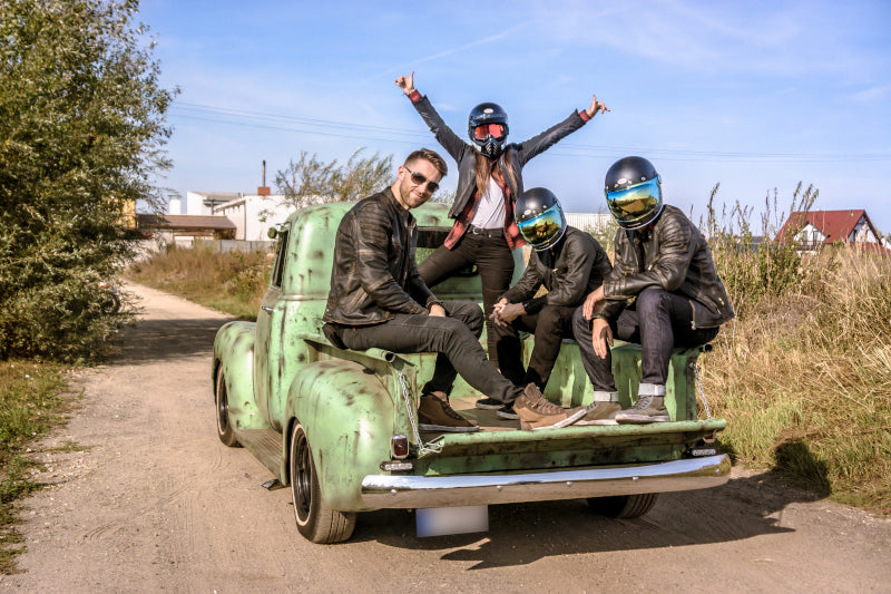 Grupa osób w jeansach na motocykl i skórzanych kurtkach motocyklowych