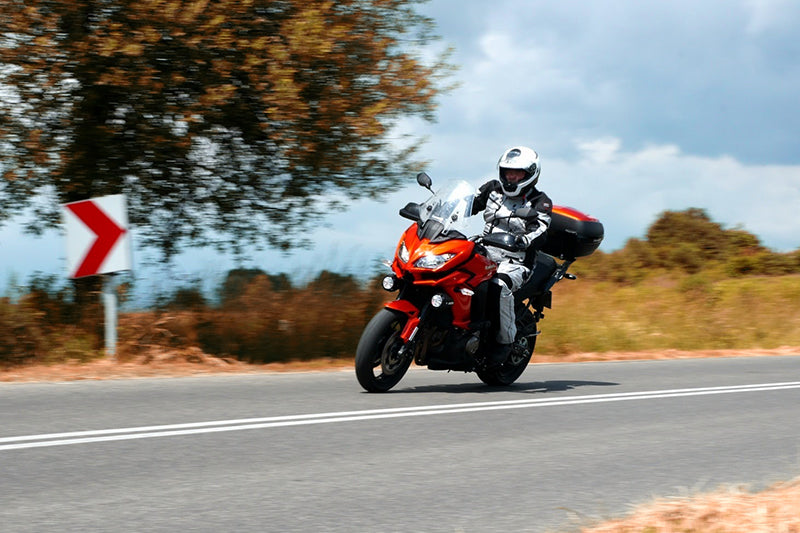 motocyklista na czerwonym motocyklu na drodze