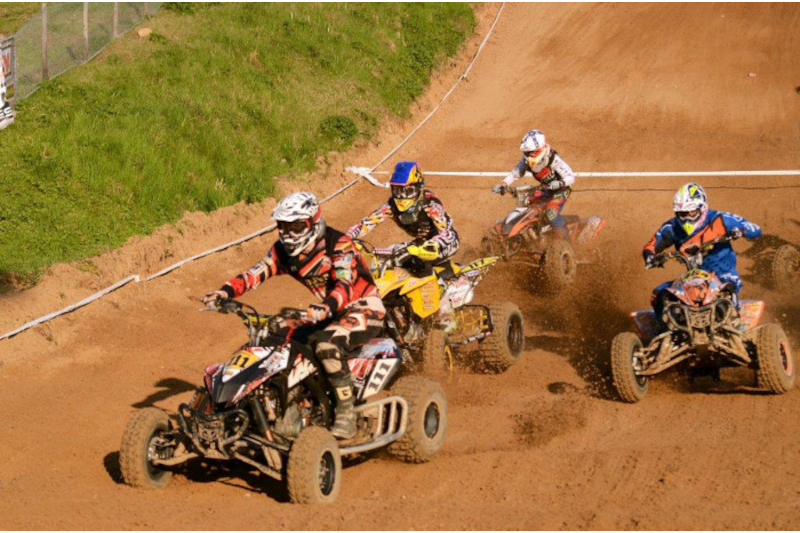 Grupa zawodników podczas zawodów na kładach