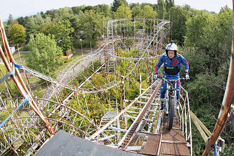 Dougie Lampkin na motocyklu opuszczonym w wesołym miasteczku w Mediolanie