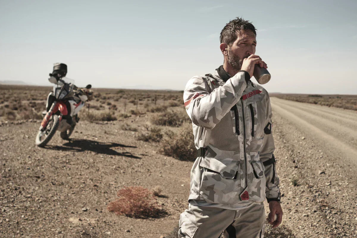 motocyklista odpoczywający podczas podróży motorem w upale