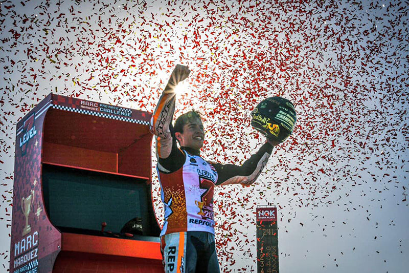Marc Marquez świętuje zwycięstwo wyścigu MotoGP na torze w Motegi