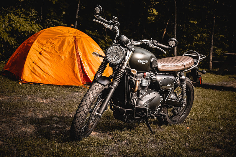 motocykl Triumph na motocampingu