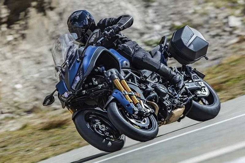 motocyklista na trójkołowym motocyklu na drodze asfaltowej