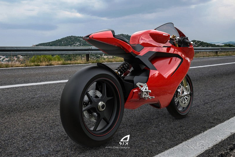 Sportowy motocykl w czerwonym kolorze stojący na poboczu drogi, w tle pagórki i pochmurne niebo