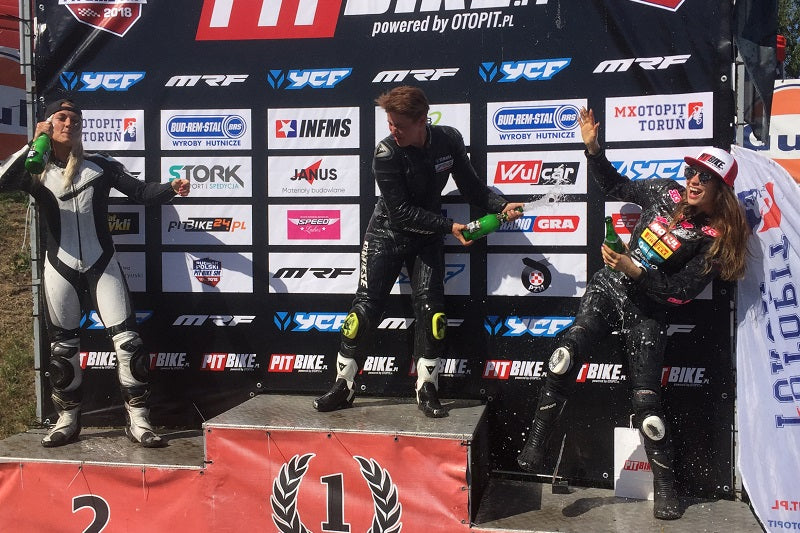 Zwycięzcy świętują na podium