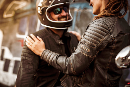 motocykliści przytulają się, oboje ubrani w kurtki skórzane Rebelhorn