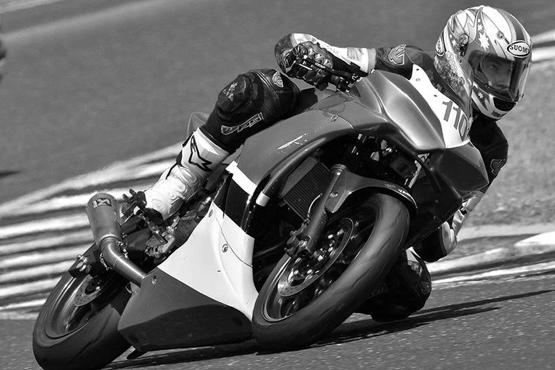 Czarno białe zdjęcie młodego motocyklisty Radka Gęgniewicza