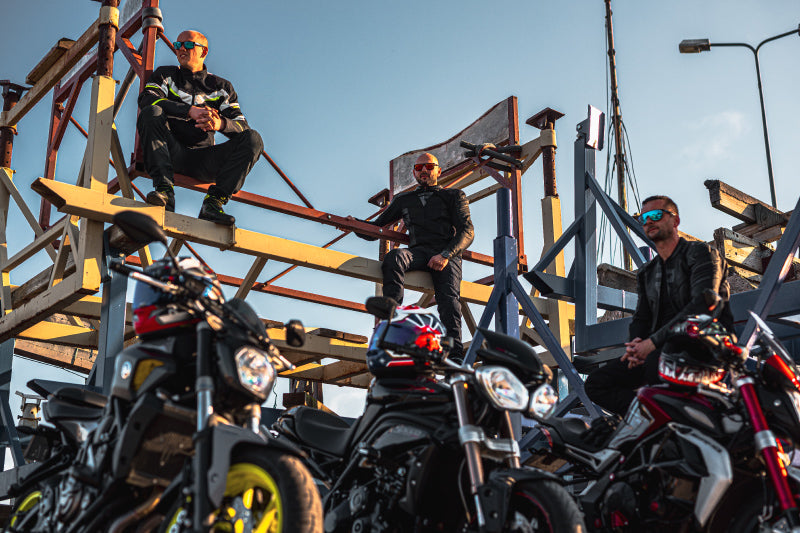 motorcyclists next to motorbikes dressed in Rebelhorn Brutale motorcycle jacket