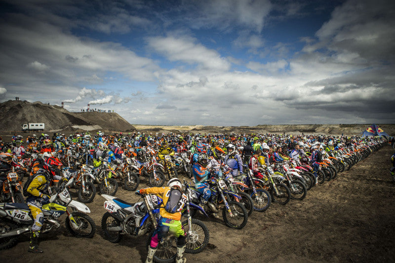 grupa motocyklistów przed startem w zawodach Red Bull 111 Megawatt