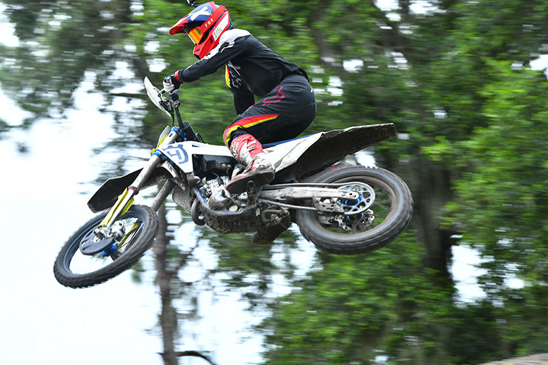 Motocyklista podczas wyskoku na motocyklu offroadowym