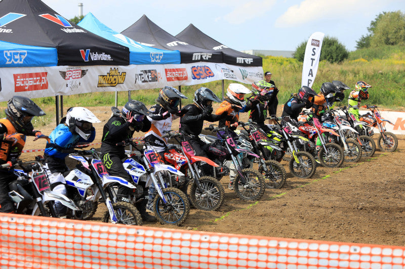 zawodnicy na starcie zawodów III rundy Pucharu Polski Pit Bike Off-Road