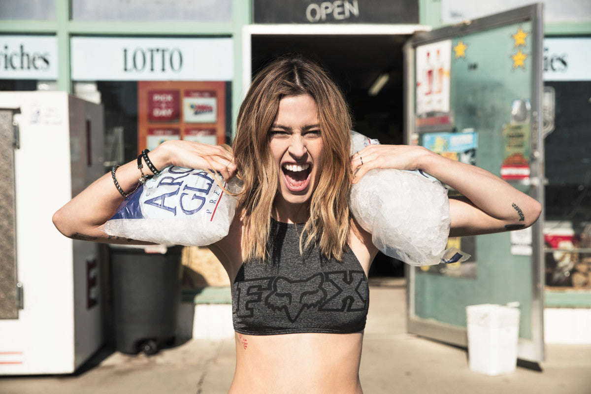 Dziewczyna ubrana w top Fox