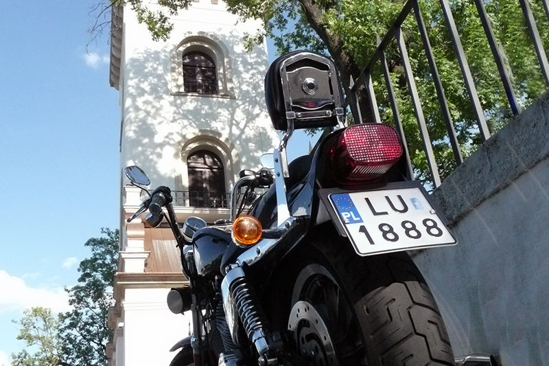 tablica rejestracyjna na motocyklu